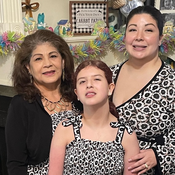 Hello! I’m Sylvia, Posh Ambassador!  Make an offer or Bundle! - Picture 4 of 11